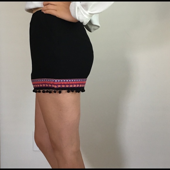 Black shorts with colored edges - Picture 4 of 5